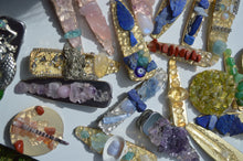 Load image into Gallery viewer, Custom Crystal Clip